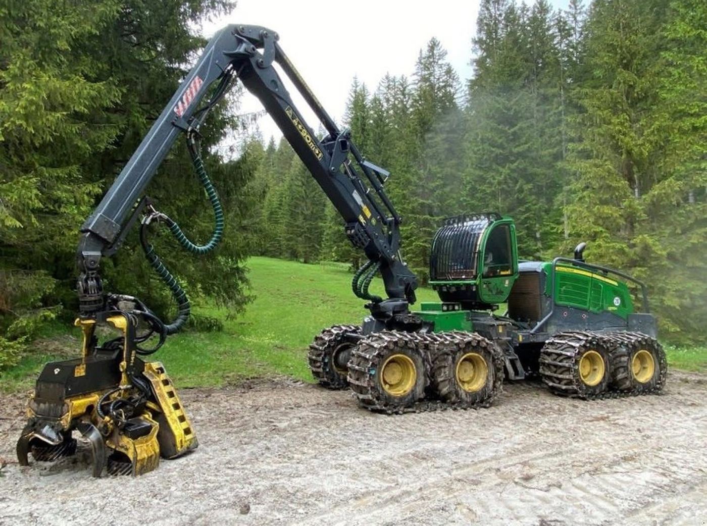 John Deere 1270G harvester